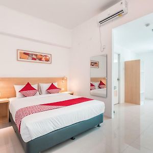 Oyo Flagship 1170 The Habitat Karawaci Near Rs Siloam Karawaci